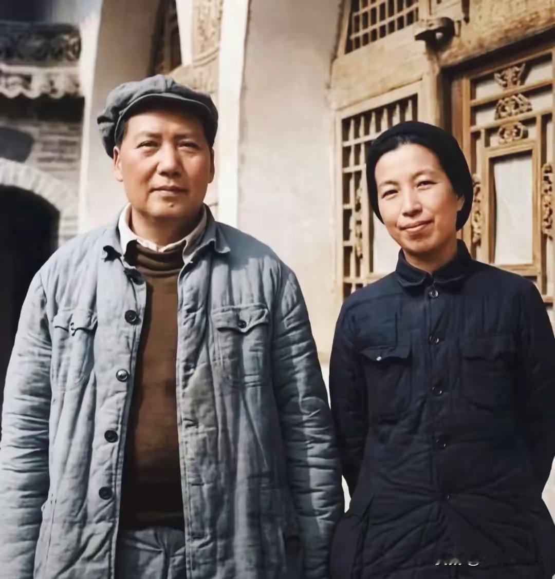 延安这张老照片火了：衣衫破旧，眼神却藏着定乾坤的底气！你敢信吗？这张毛主席