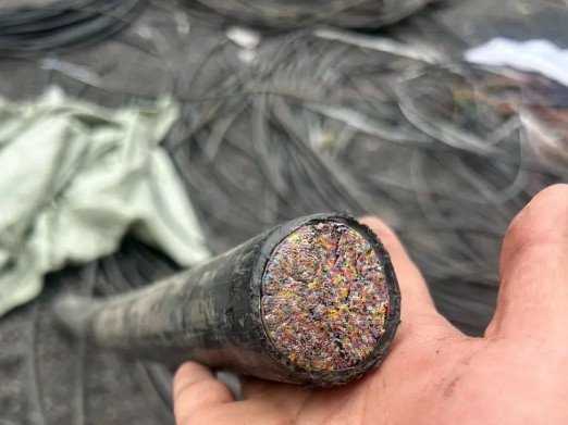 能干安装光纤的不是一般人，这么多线头，写了咋接～