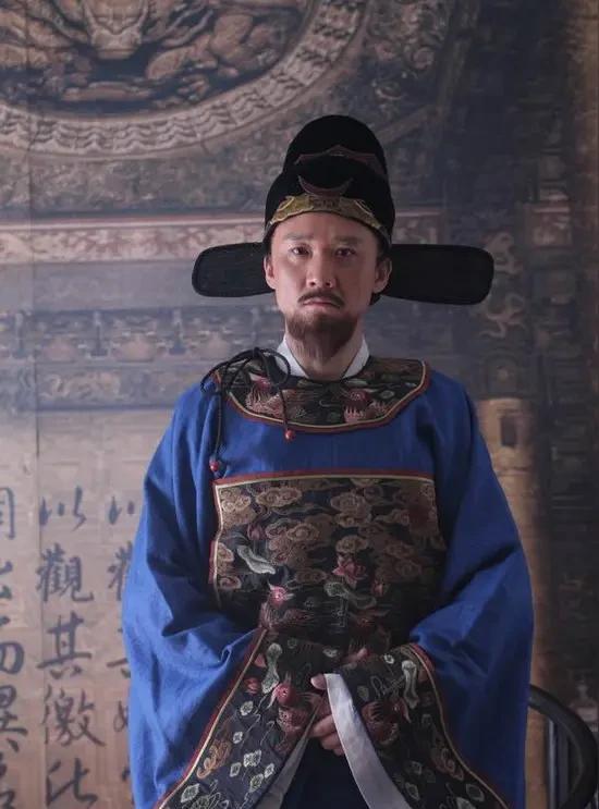 海瑞，举人出身，不是进士35岁中举人，46岁当教育谕（县教育局长）接着在淳安
