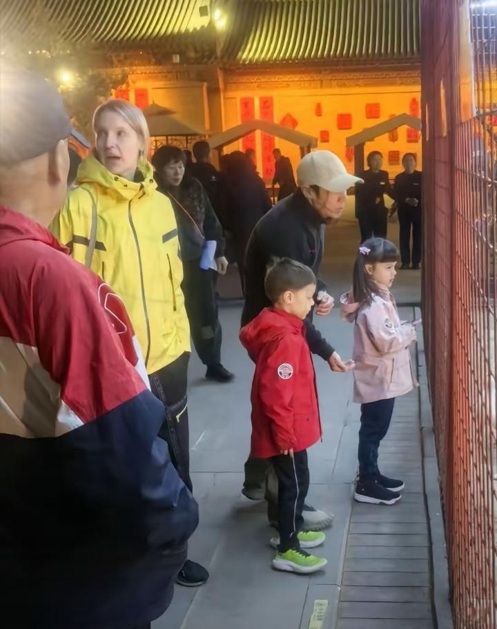 50岁撒贝宁一家四口现身山西旅游，画面温馨又吸睛！一对龙凤胎混血萌娃活泼可爱