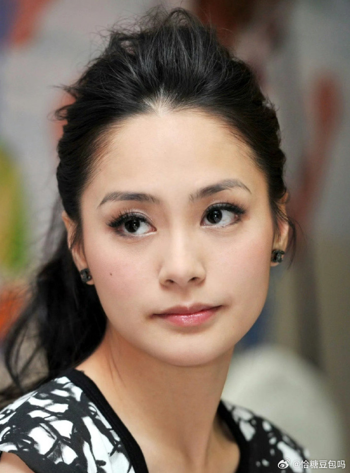 曾经惊艳的阿娇妆容，如今少见。那精致妆造超突出五官，却渐被遗忘，时尚潮流变幻，经