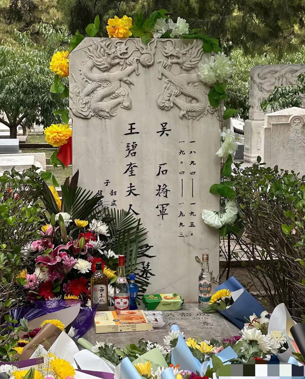 福田公墓的吴石将军墓前，鲜花堆成小山，人流如织却无声——这画面藏着怎样的精神密码