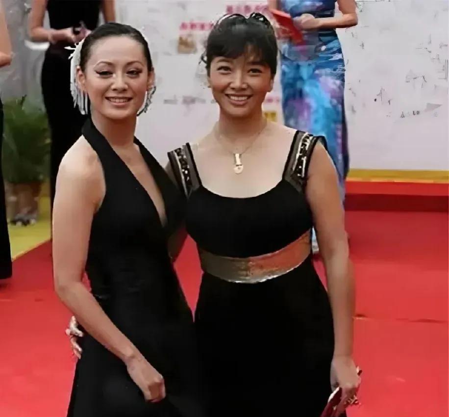 这是江珊哪一年拍的照片呢？江珊还这么年轻，她身边的美女是谁呢？怎么看了这么面熟，
