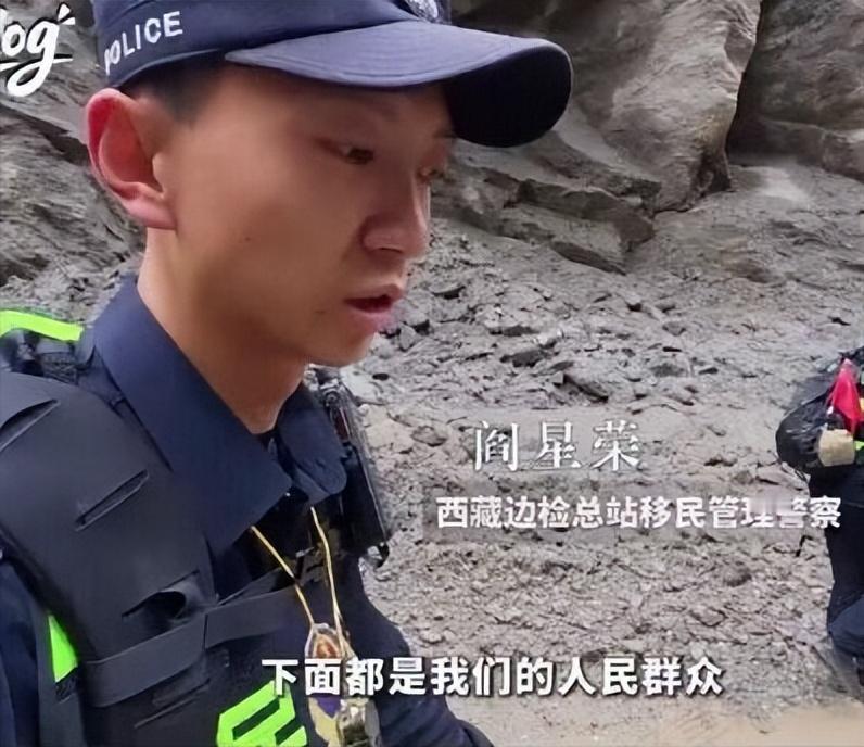 同胞在下面，他女朋友也在下面！强忍着接受采访的时候，他的眼眶红红的，不敢正面