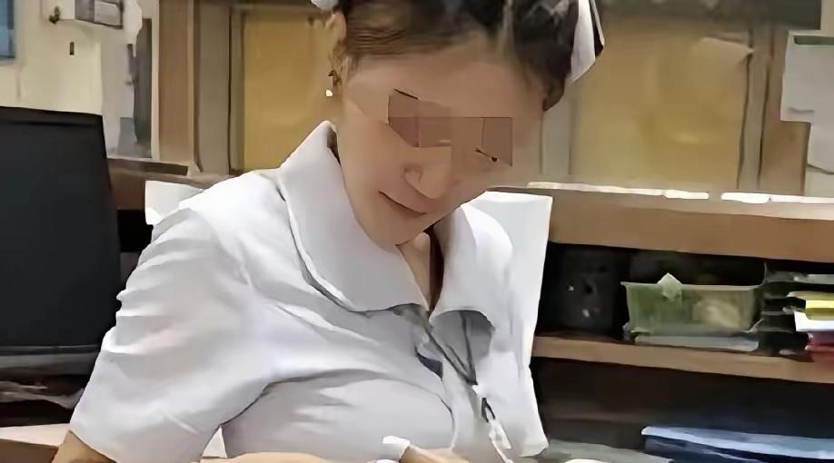 这件事最让人寒心。21岁的大三女生，满心欢喜去医院实习，想当个好护士，结果入职才