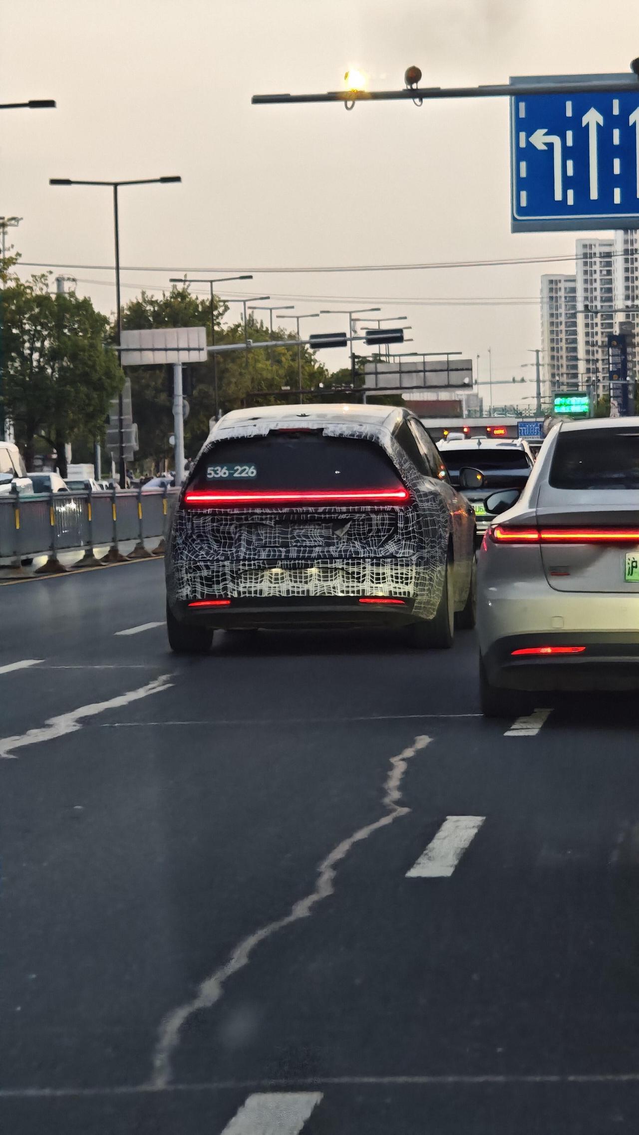 新mega？我今天在上海看到的，特别像mega的车尾，但是车要比mega小很