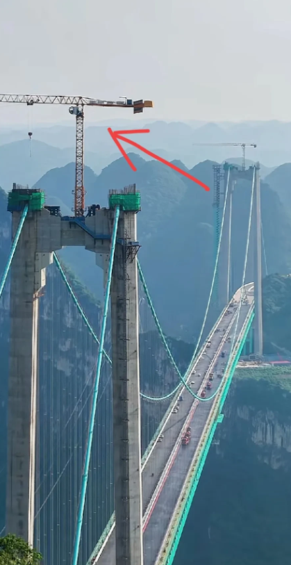 谁知道这个塔吊是怎么上去的？