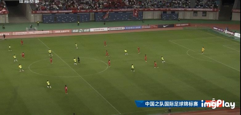 谢晋的这个边路突破太犀利了！起步的身位本来是落后于澳大利亚球员的，但这个加速度相