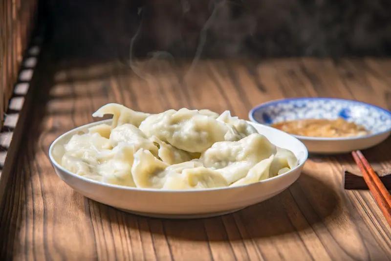 北方人爱吃饺子，究其根源，是由地理条件决定的，原因主要有三。其一，北方人钟情面