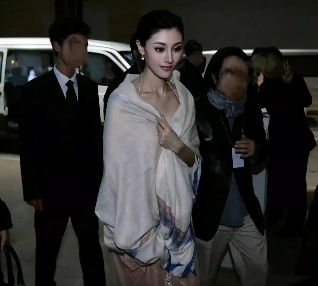 说李嘉欣本人现实中比这张图更加美艳五官更加立体更加瘦更加白🥹怪不得她结婚那天