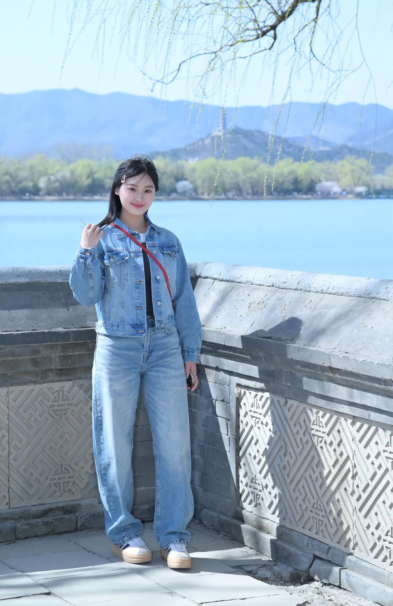 水光潋滟晴方好，山色空蒙雨亦奇。