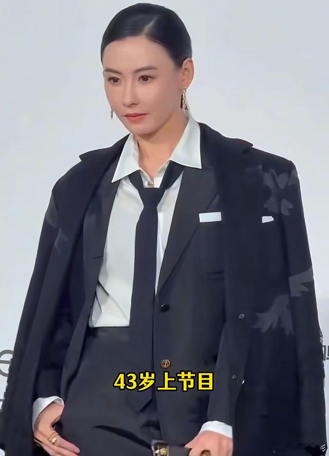 王菲沉默了，谢霆锋也沉默了！一个举动，彻底看清张柏芝的人品，这次香港大火造成严重