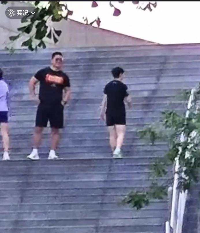 孙颖莎五一假期坚持训练5月1日，孙颖莎在劳动节难得的一天翔哥带领莎莎和蒯曼