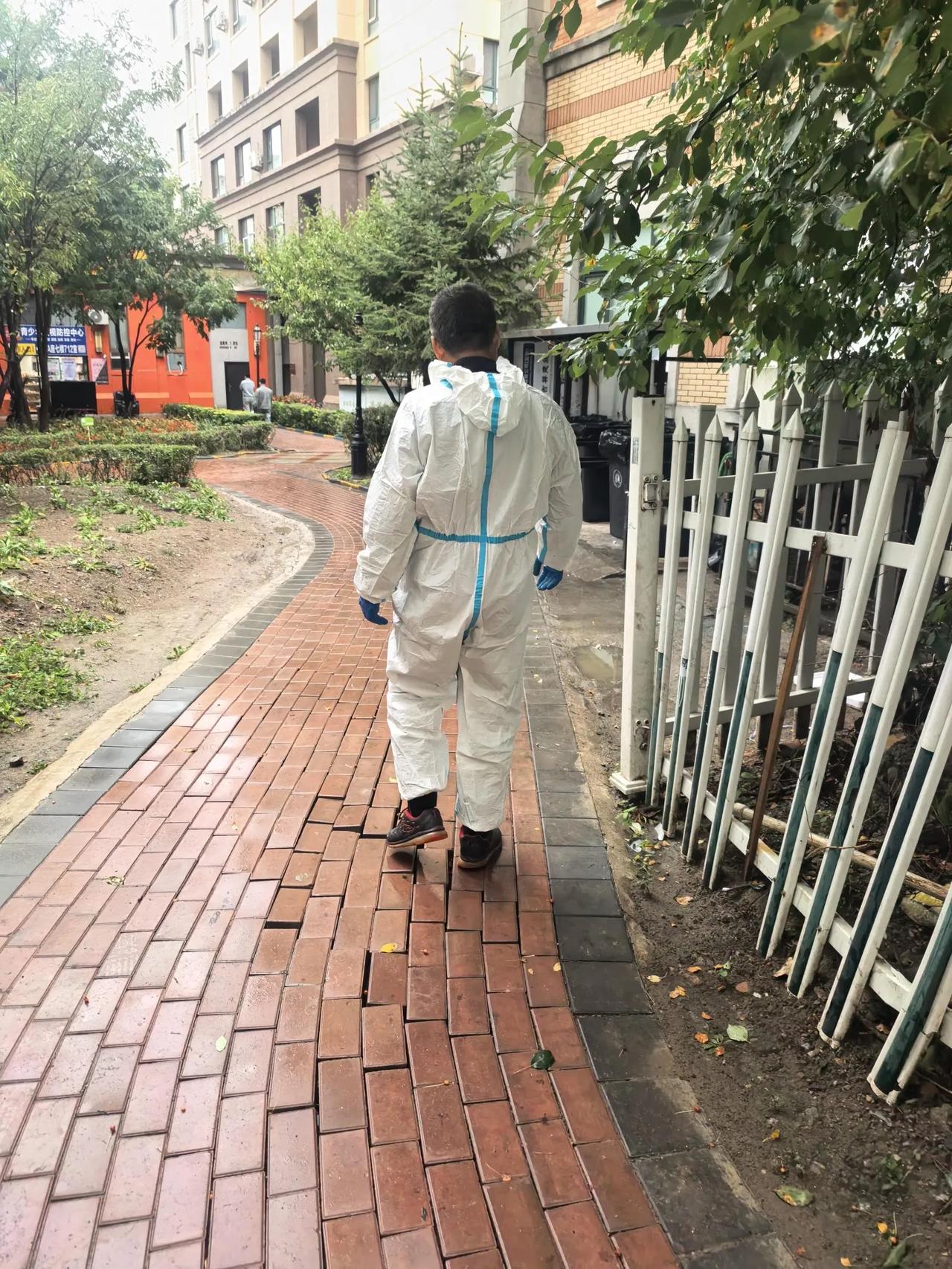 原来疫情是五年前今天出门突然看到一个大哥穿着防护服有点恍惚原来疫情是5年前的