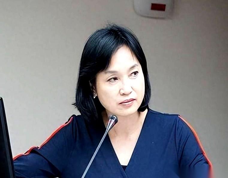 真的，有时候觉得特讽刺。有个人，前脚还在队伍最前面扯着嗓子喊，冲啊杀啊，结果一