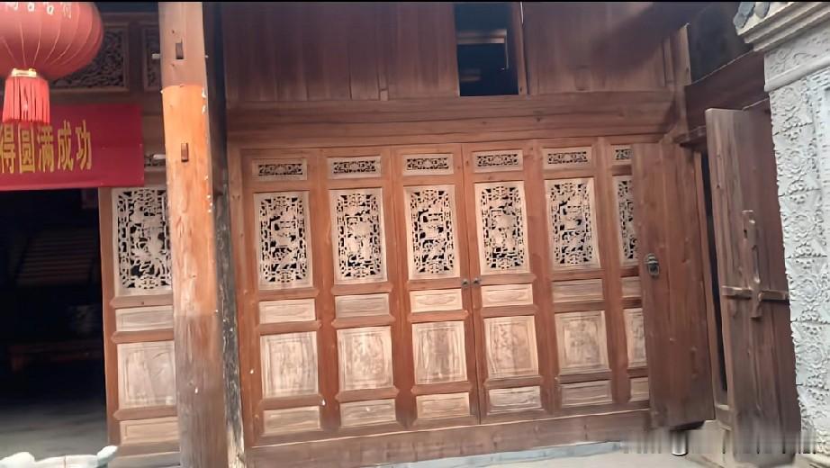 【鹤舍古村】途经鹤舍古村，遂驻足片刻。古村入口临街而设，仅容一车宽进出，略显狭