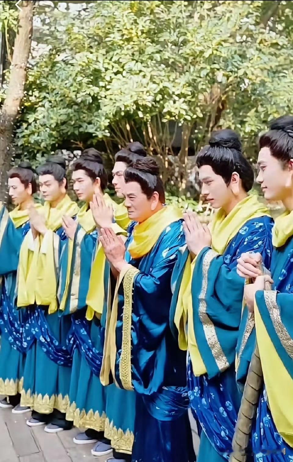 鸠摩智的扮演者去景区参加活动，结果景区一堆鸠摩智。​