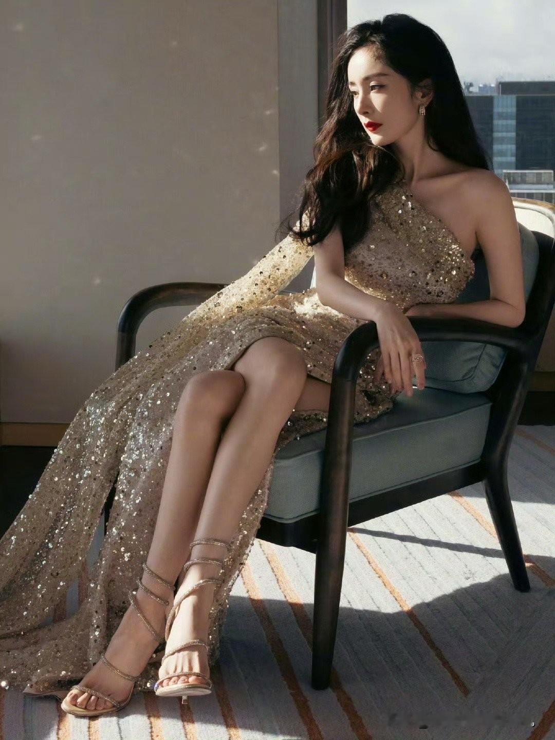 杨幂香槟金亮片斜肩礼服，优雅又明艳​​​。又欲又欲大幂幂
