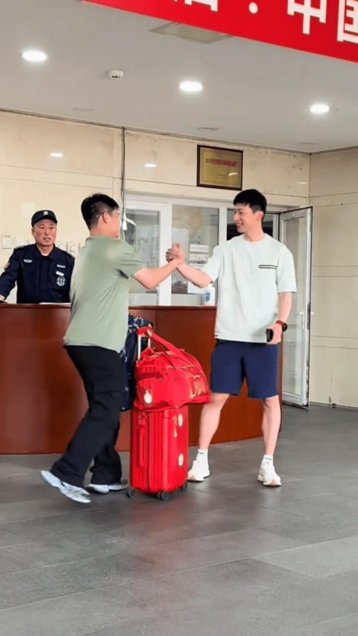 壮实的小石头，带着紧张的心情，带上了世乒赛兼三的旅途，对雨果保持100%胜率的马