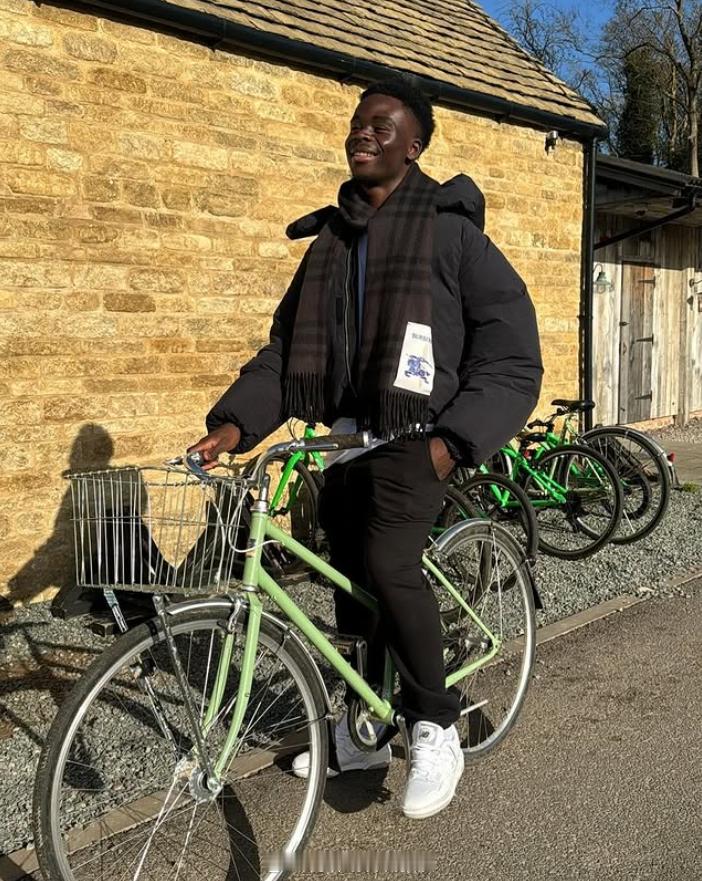 一人一张运动员反差神图必须提名我厂的枪手萨卡！赛场上的他简直是边路猛兽，带球突