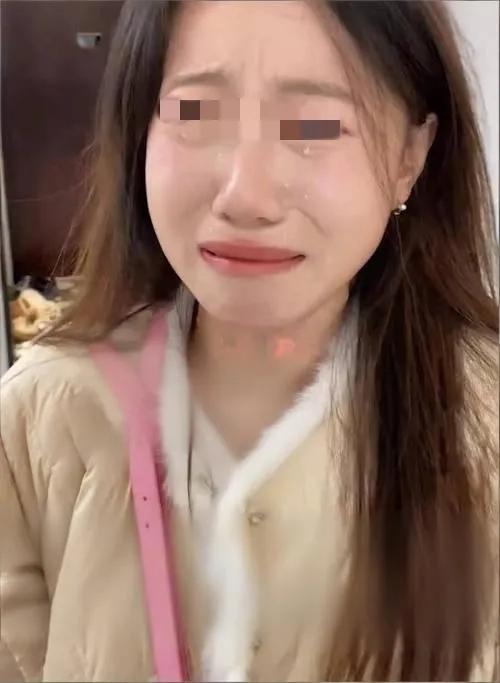 “良心不痛吗？”青海，一女子泡汤泉时，看到一个2岁孩子一头栽进池子里，她赶紧入水