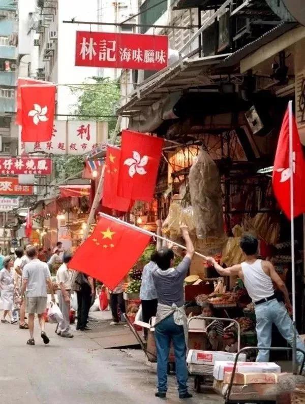 郎咸平：香港悄悄“换血”7%的新移民，正在改写750万人的命运！近年來，香港总人