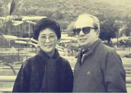 1952年，“面粉大王”荣宗敬的小女儿荣卓如和丈夫的家“哈同花园”被收回，一夜之