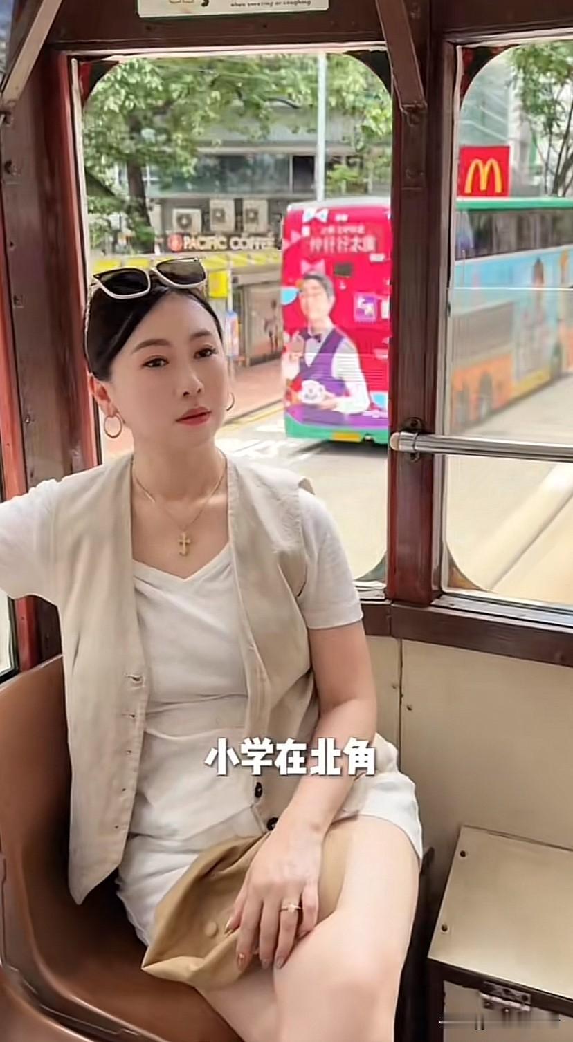 香港演员翁红20后回老家，看到以前的建筑被拆，一下子情绪涌上来，当场落泪，她晒出