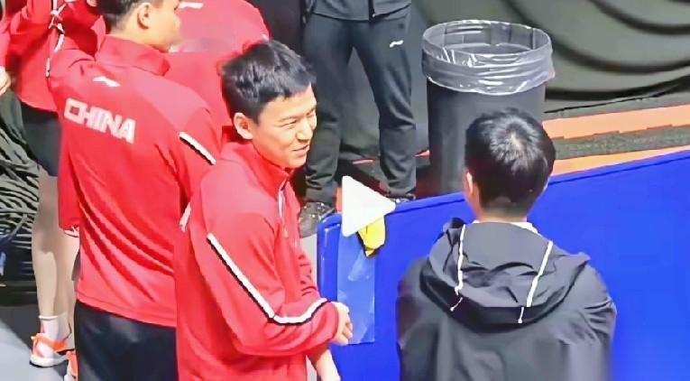 马龙情商太高了，向鹏一直没有机会上场，这次马龙专门和向鹏聊了半天心事。这番交心背