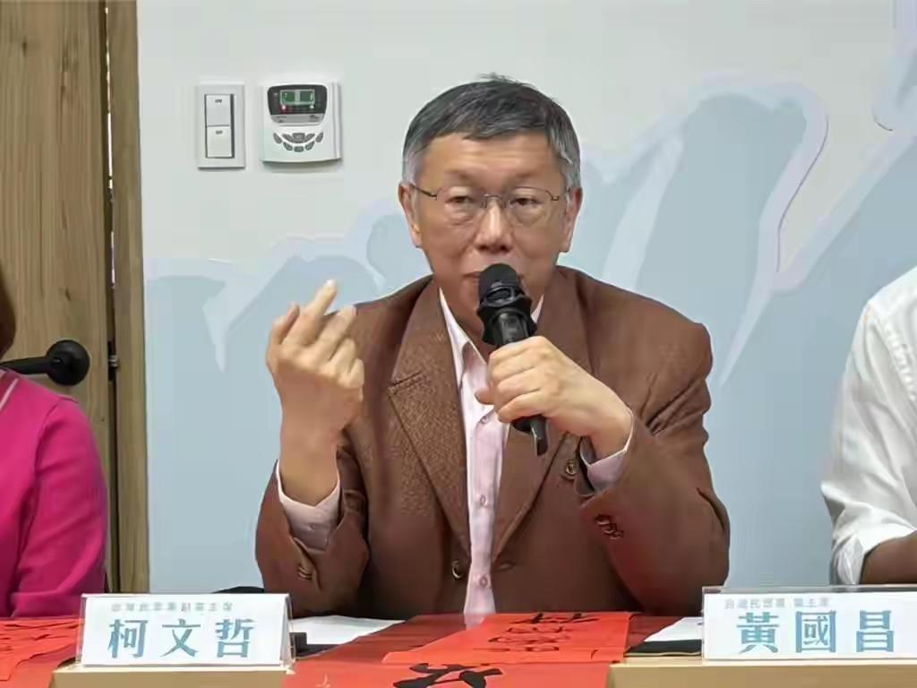 柯文哲的报应来了！柯文哲整天在蓝绿之间来回摇摆，一心只想捞政治好处，不想下架