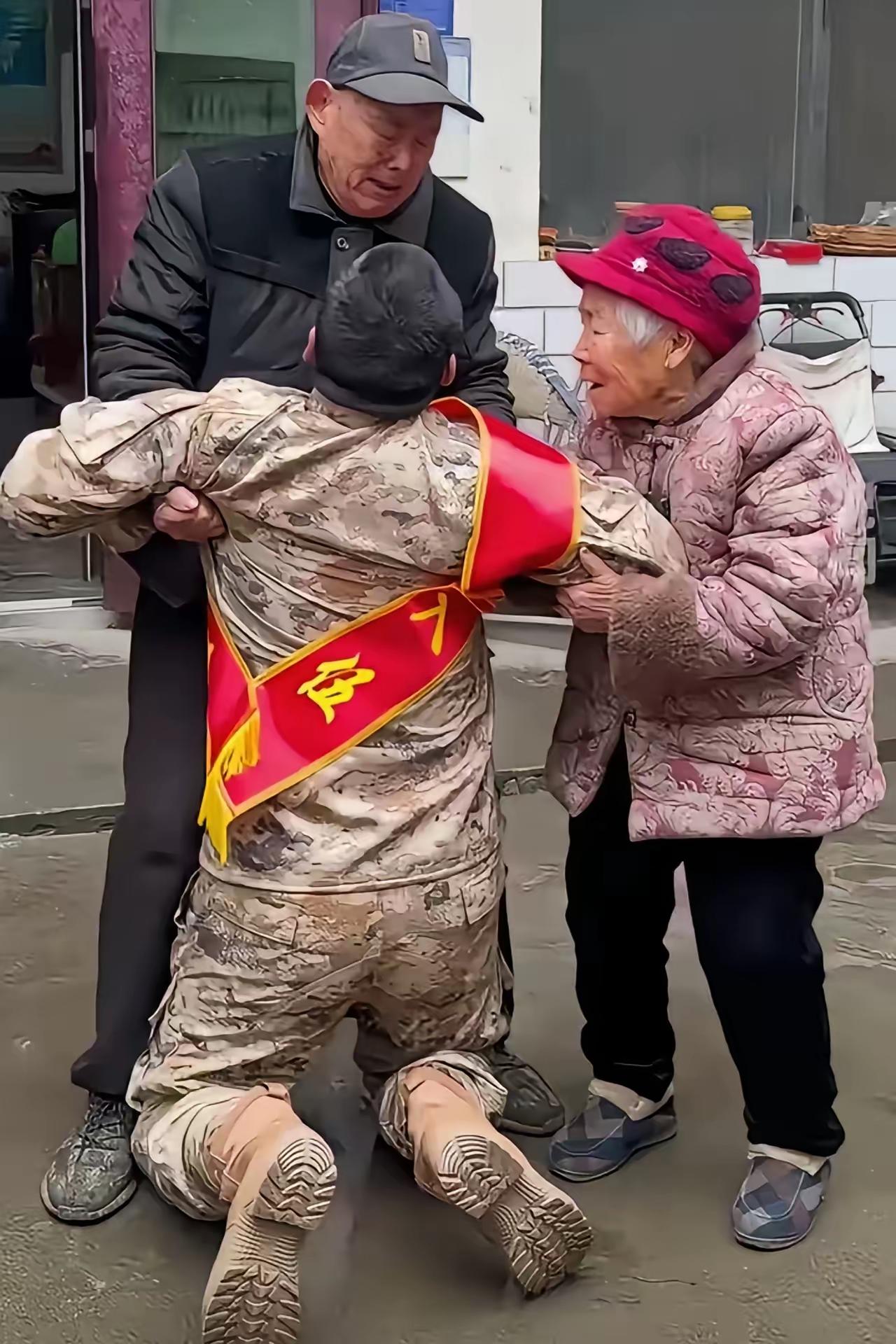 🌛一个从小父母双亡、靠爷爷奶奶拉扯大的小伙张浩爽，在收到入伍通知书的那天，