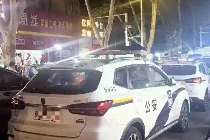 “真让人心疼！”河南郑州，一小伙晚上去对面写字楼上厕所，出来撞见一个女的趴在三楼