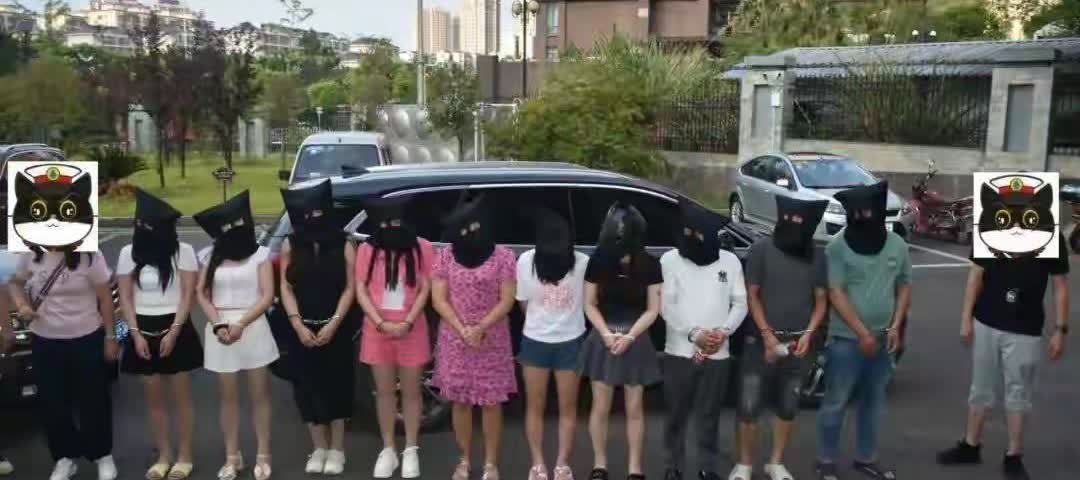 四川大英县，一条老街上的按摩店火了——不是因为手艺好，而是因为太“怪”！门口总坐