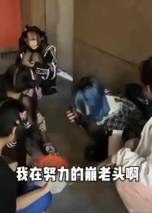 哄老头开心就能不工作、月入过万的骗局，正瞄准80、90后。很多人儿时梦想“每人给
