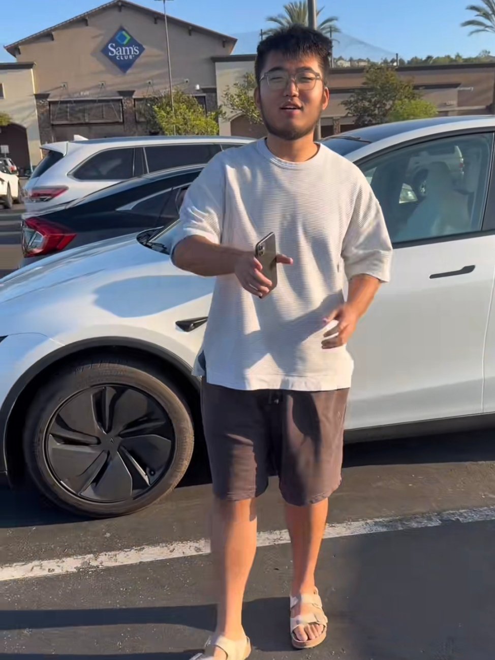 手机用苹果电车开特斯拉超市就去山姆，胡子就是不刮短袖短裤加拖鞋。[捂脸哭][捂脸哭]