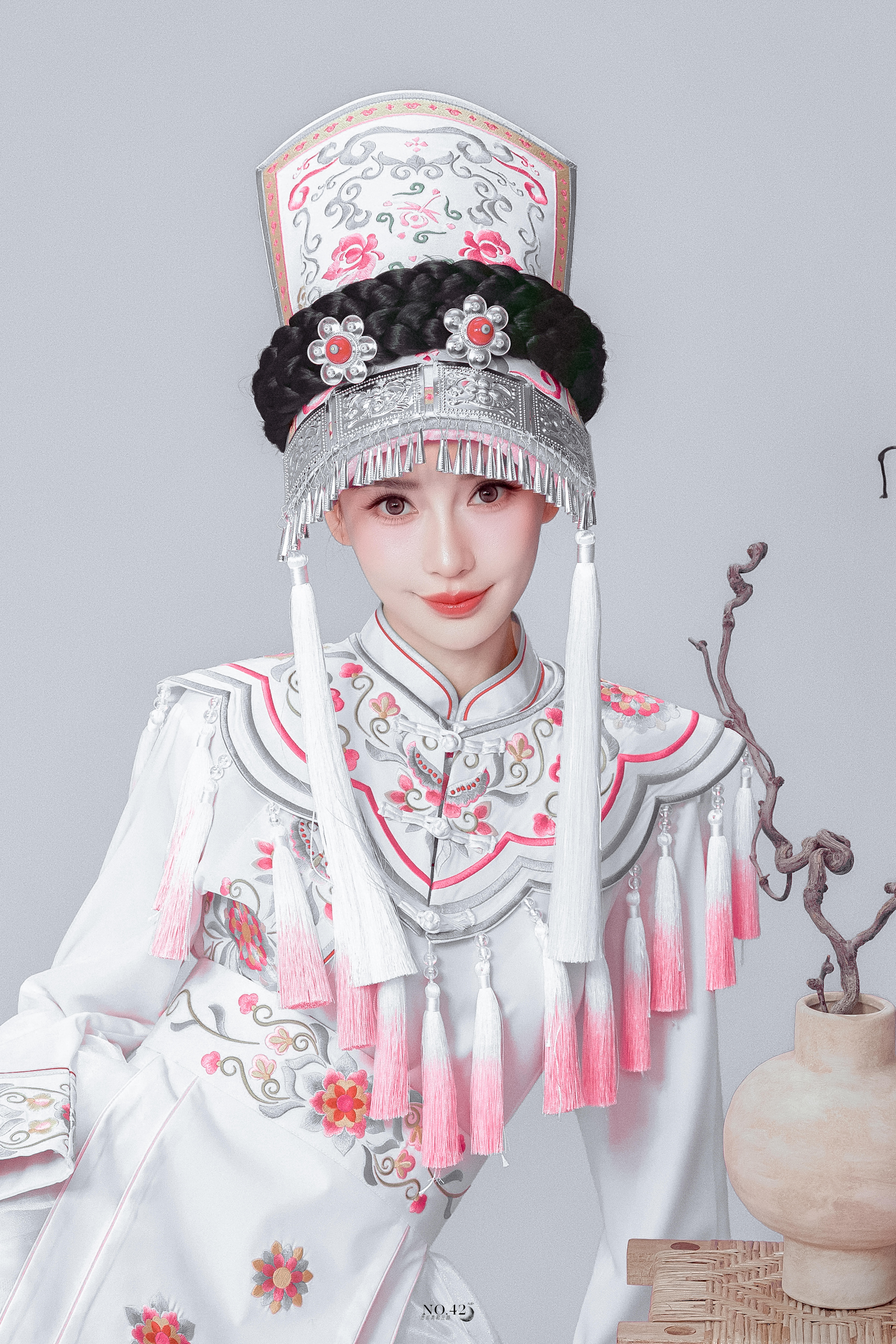 Angelababy羌绣大片云纹藏山海，针脚叙流年。Angelababy身着羌绣