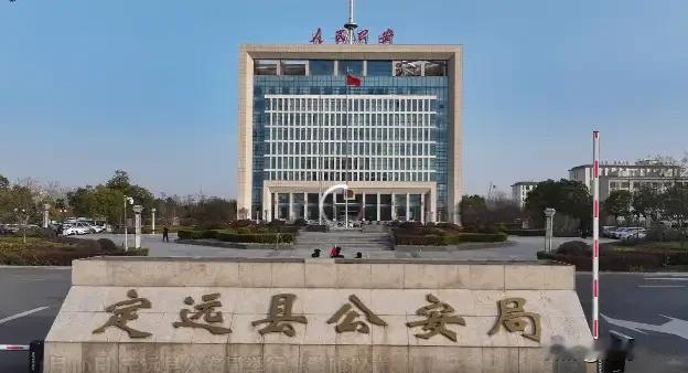 公权“红章”变诈骗工具：356万血汗钱背后的公章黑洞·当一个身穿警服的人，拿