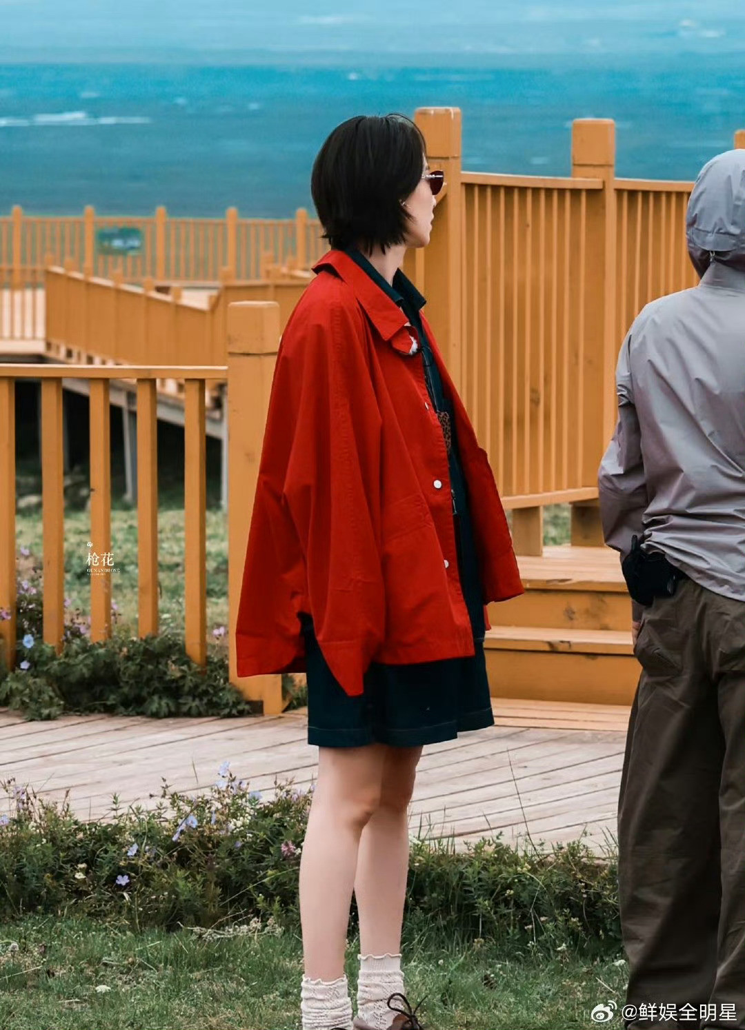 倪妮向野的我们路透向野的我们谁还没看见倪妮这组绝美路透，一身亮眼红外套搭配工装