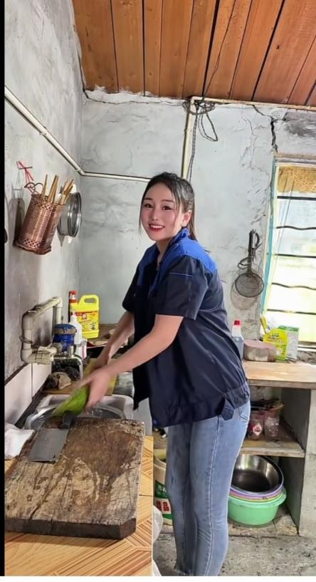 “大厨”做饭了美女每天都下地；地里的活干不完；今天好容腾出手；厨房必须露