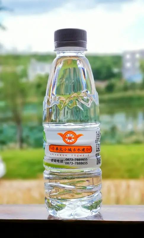各个旅游景区的饭菜、瓶装水价格高得离谱。有网友发文称，景区里一碗面条要30元，一