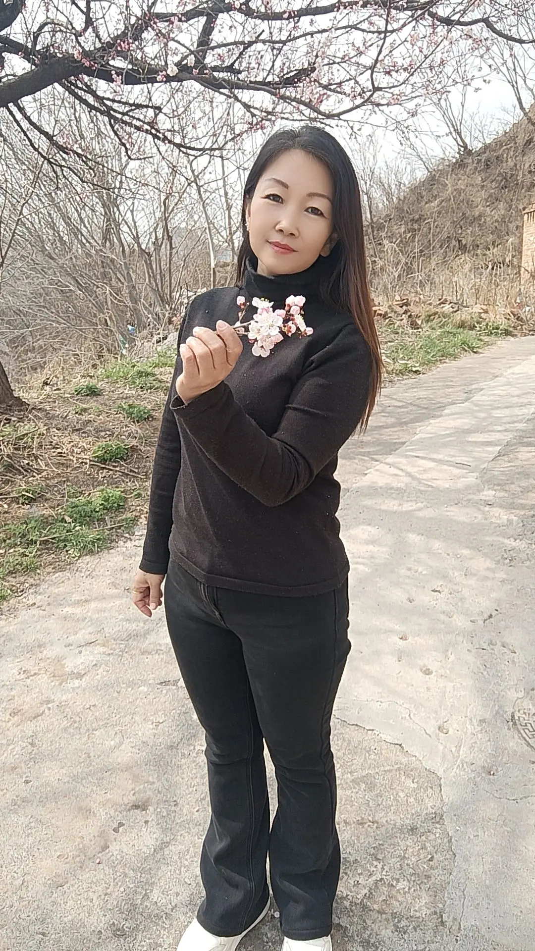 人这辈子遇见谁，其实早已命中注定。前世不欠，今生不见；今生相见，定有亏...