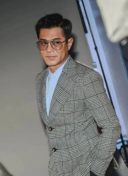 古天乐在采访中谈起“晒黑之谜”。他说自己一向喜欢健康的肤色，称真的超讨厌化妆，因