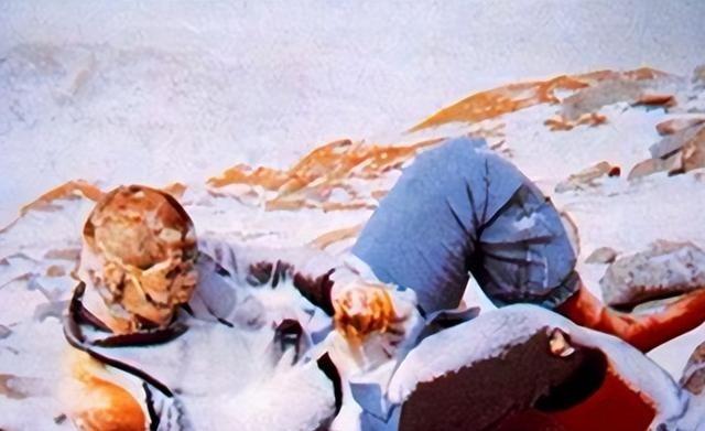 1998年，美国护士弗兰西斯在珠峰顶留下了一张照片，这是全世界第一位不依靠氧气瓶