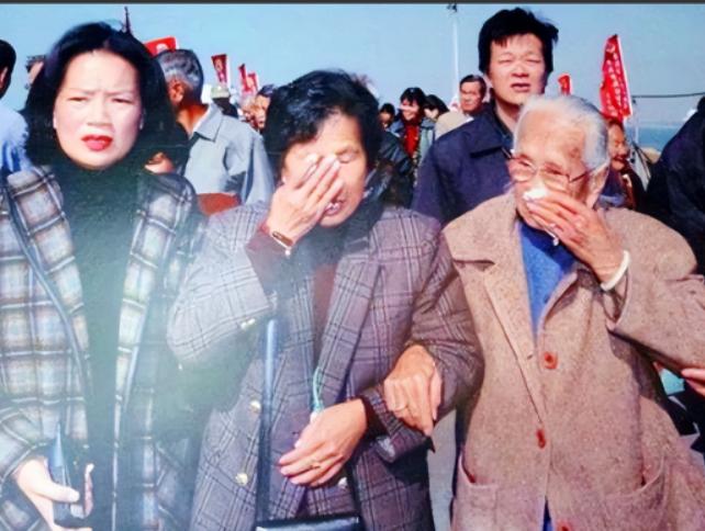 1949年，施宫存夫妇收到命令逃往台湾，将只有3个月大的儿子留在了大陆。40年后