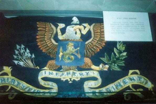 1950年，长津湖新兴里一仗打完，通信班长张积庆捡回一块花哨蓝布，本打算拿去当蒸