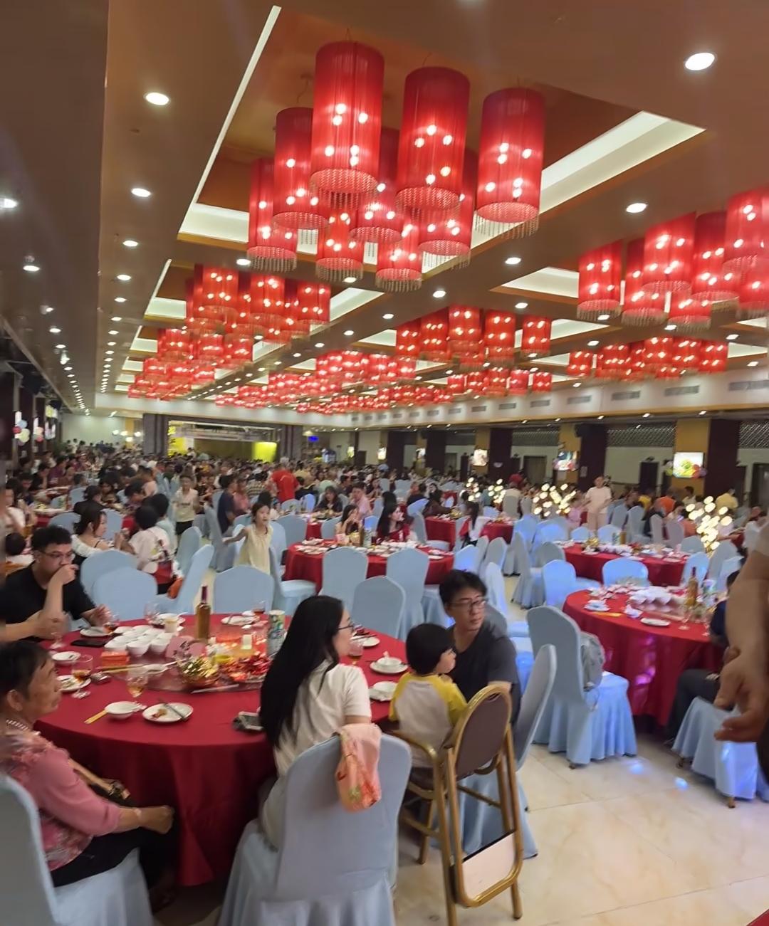现在是人情薄如纸！昨天同事给儿子办婚礼，酒店订了40桌，每桌1800块，忙前忙