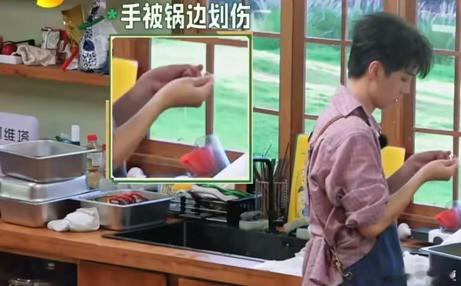 王俊凯手贴满了创可贴咋还受伤了呢​​​