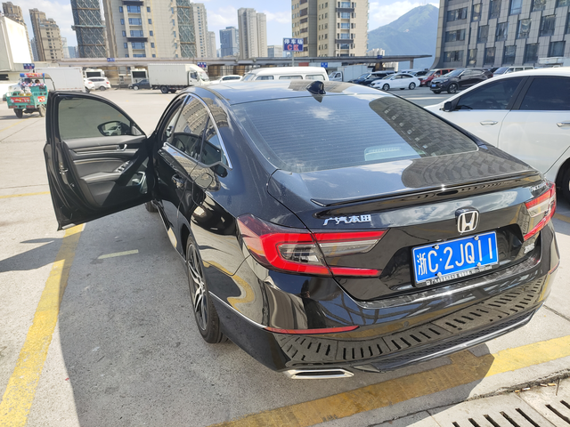 跑了300公里的雅阁这就是真的倒霉，提半个月的车被自己把尾灯撞烂，后尾灯保险杠