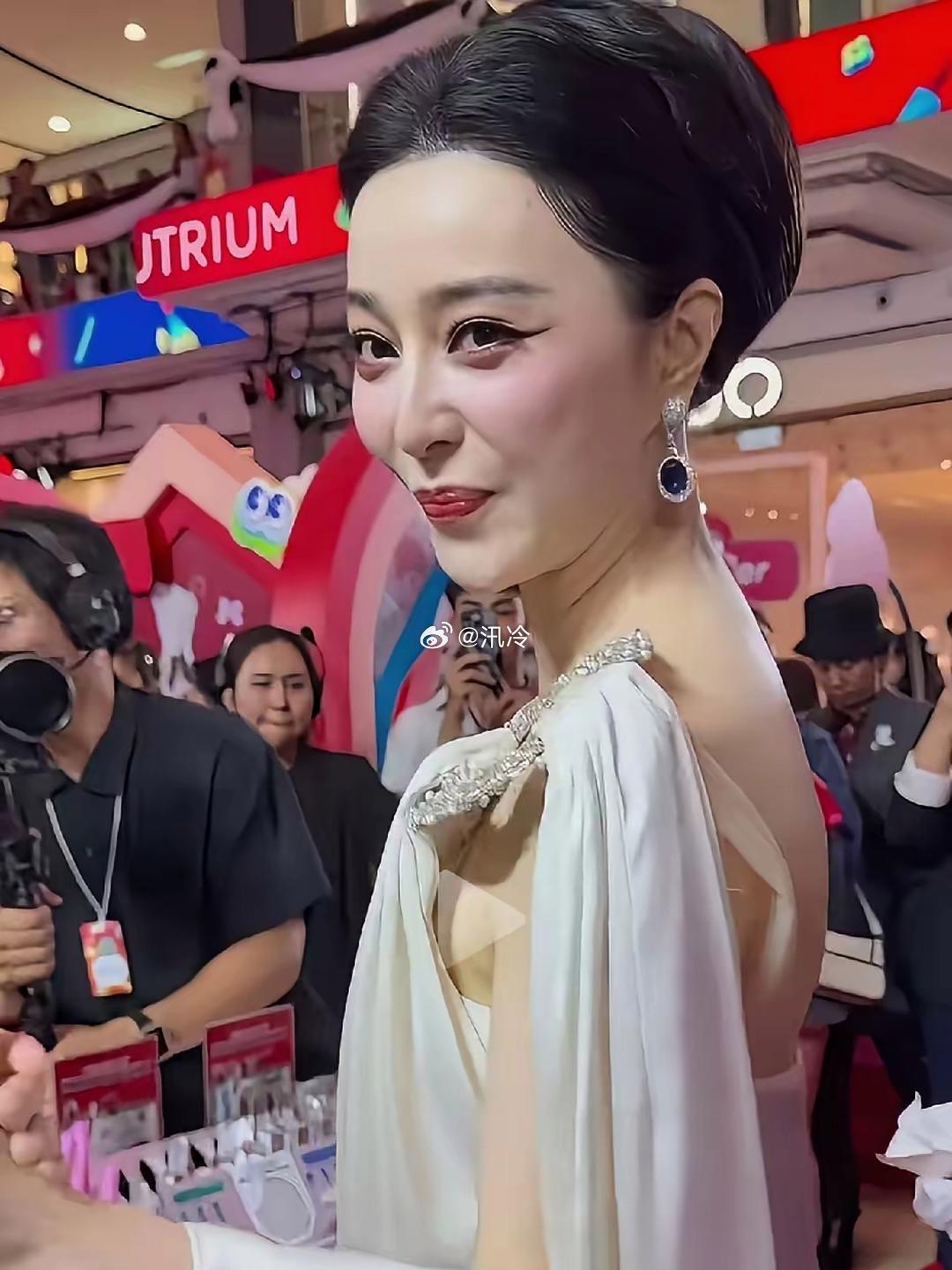 就问谁能45岁了还这么美？