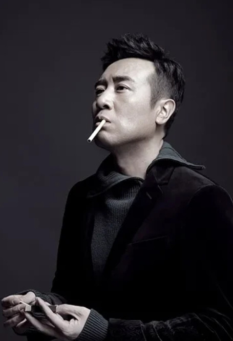 一次，李雪健在接受采访时，突然提及曾合作过的演员于和伟，他直言：这人骨子里坏得很